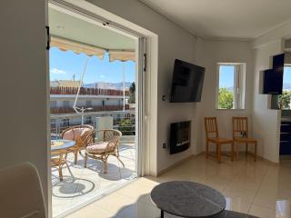Sunny Home Private Jacuzzi Hydromassage, Fireplace, Acropolis & Lycabettus View, Underground Parking, 300m Metro Peristeri - Athene - 4