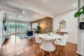 Your 2B Getaway - Steps 2 Dtwn - Sleeps 6 - Pool and Prkg - Austin - 9