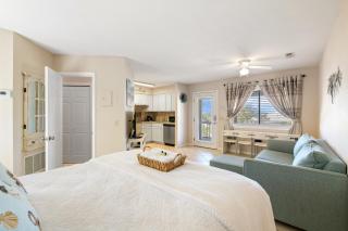 Beach Bliss Studio Walk to Shore with Pool Access - Panama City Beach - 0