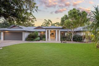 Spacious Family Retreat With Pool - - 0