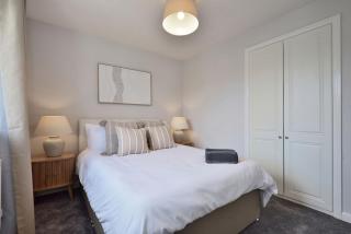 Stylish Central 4-Bed Home for 6 - - 0