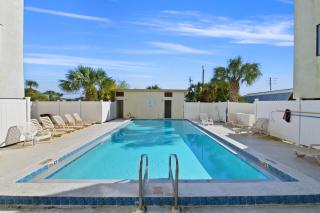 Beach Bliss Studio Walk to Shore with Pool Access - Panama City Beach - 7