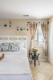 Beach Bliss Studio Walk to Shore with Pool Access - Panama City Beach - 6