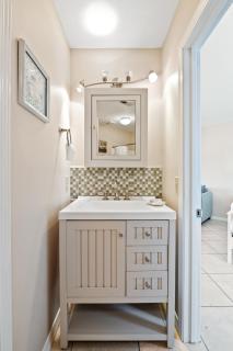 Beach Bliss Studio Walk to Shore with Pool Access - Panama City Beach - 1
