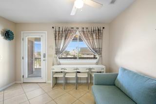 Beach Bliss Studio Walk to Shore with Pool Access - Panama City Beach - 4