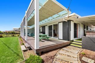 Quirky Black Shack - Burnett Heads - 5