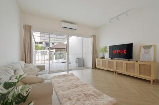4BR Cozy House with Local Views and Cafes - Ban O Pao - 0