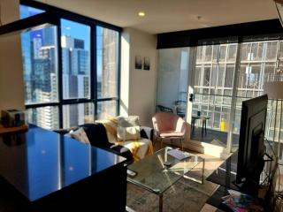 Sky-High 2BR Retreat near Crown with Free Parking - Melbourne - 1