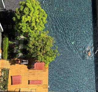 City Oasis: 5 Min to Metro, Pool & Gym, Essentials - Khlong Toei - 6