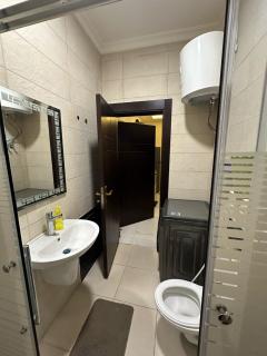 شقة فاخرة - غرفتين نوم وصالة صغيرة مع بلكونة Modern 2 Bedrooms Appartment with Balcony - Amman - 2