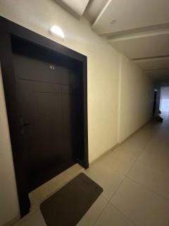 شقة فاخرة - غرفتين نوم وصالة صغيرة مع بلكونة Modern 2 Bedrooms Appartment with Balcony - Amman - 1
