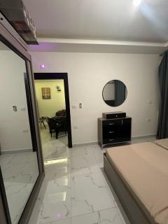 شقة فاخرة - غرفتين نوم وصالة صغيرة مع بلكونة Modern 2 Bedrooms Appartment with Balcony - Amman - 4