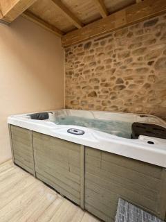 Gîte plein de charme avec ses poutres apparentes , ses pierres et son jacuzzi extérieur - Caux - 7
