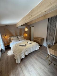 Gîte plein de charme avec ses poutres apparentes , ses pierres et son jacuzzi extérieur - 5