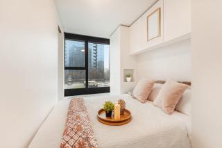 Prime 2 Bedroom Rental Live Downtown with Majestic Mountain and City Views - Vancouver - 3