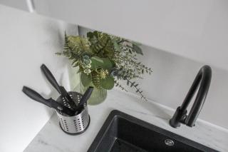 Modern 1BR Flat - Great Location - 9