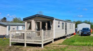 Lovely Caravan With Wi-Fi And Front Decking At Caldecott, Norfolk Ref 91155B - Great Yarmouth - 0