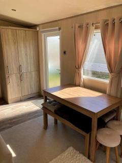 Lovely Caravan With Wi-Fi And Front Decking At Caldecott, Norfolk Ref 91155B - Great Yarmouth - 6