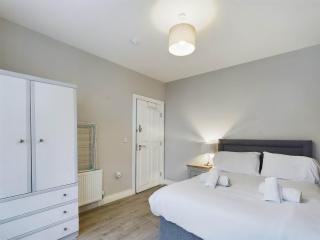 Luxurious 5 Bedroom Home near City Centre - Belfast - 3