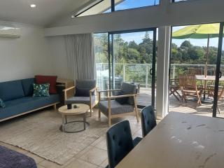 Deluxe Bedroom in SHARED 95m Premium Apartment at Waiheke Island Resort - 1