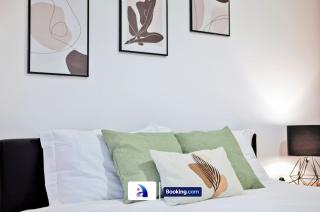 Modern 2 Bed, 2 Bath Apt with Ensuite By Avalora Short Lets & Serviced Accommodation Salford With Balcony, Near Tram Stop Salford Quays - Manchester - 5