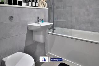 Modern 2 Bed, 2 Bath Apt with Ensuite By Avalora Short Lets & Serviced Accommodation Salford With Balcony, Near Tram Stop Salford Quays - 6