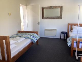 Stay in School by the Sea - Dunedin - 4