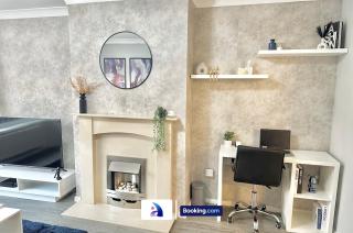 Spacious 3 BDR By Avalora Short Lets & Serviced Accommodation Queensway With Big Garden, Near Train Station, Airport & Large Driveway - 3