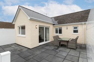 Bramble Cottage - Dog Friendly Cottage with Hot Tub - Begelly - 0