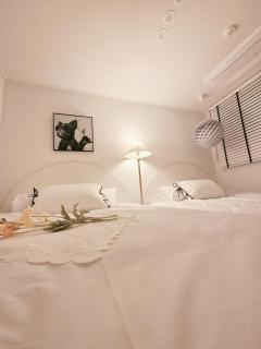 STAY H Hapjung Cine #Hapjeong #Hongdae #Airport Railroad #New building #3 queen beds #7 people #1 minute to YG Entertainment #Elevator #Parking #Air conditioner in each room #Luggage storage #Hotel-style bedding #Movie - Seoul - 6