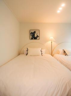STAY H Hapjung Cine #Hapjeong #Hongdae #Airport Railroad #New building #3 queen beds #7 people #1 minute to YG Entertainment #Elevator #Parking #Air conditioner in each room #Luggage storage #Hotel-style bedding #Movie - Seoul - 5