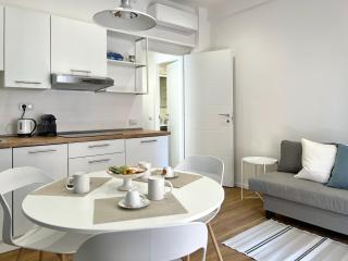 Blue Apartment - Airport 8 min - AC - Smart TV - 2