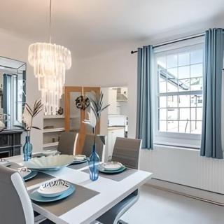 Cathedral Quarter House with free Secure Driveway Parking for 2 Cars - 3