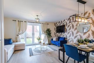 NR Airport and JLR Halewood Speke Industrial Area- 3 BDR - 5 Beds - 2 Bath Stunning Equipped Home 2 Driveway- Regular Work and Relocation Stays Welcome - M62 M57 Widnes Warrington Nearby - By Samina ARZ Stays - 7