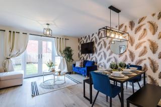 NR Airport and JLR Halewood Speke Industrial Area- 3 BDR - 5 Beds - 2 Bath Stunning Equipped Home 2 Driveway- Regular Work and Relocation Stays Welcome - M62 M57 Widnes Warrington Nearby - By Samina ARZ Stays - 5