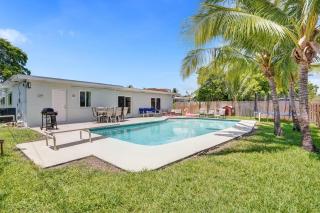 Huge Villa with Heated Pool, Trampoline and BBQ - Hollywood - 0