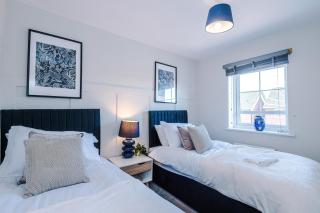 New D'Lux 3 bedrooms Sleeps 9 - Driveway - Speke Anfield Liverpool Halewood L24 - 2,5 Bathrooms, Fully Equipped Home - - 2