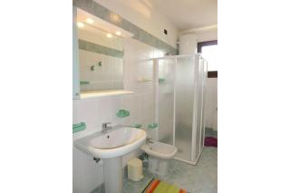 Family-friendly poolside tranquility - 2