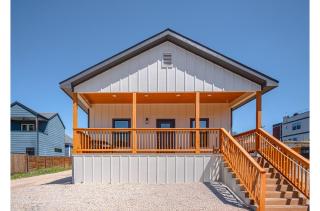 3BR-2BA Cityscape Haven with Panoramic Tower View - 0
