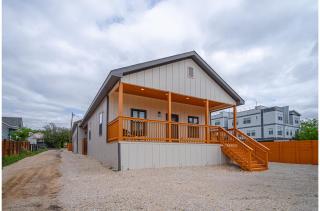 3BR-2BA Cityscape Haven with Panoramic Tower View - 8