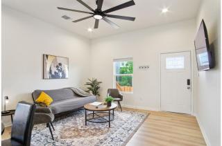 3BR-2BA Cityscape Haven with Panoramic Tower View - 4