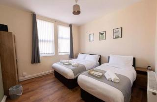 4 Bed, 2 Bath House, Long Term Stay Savings, Contractors, Big Groups, Free Parking! - Liverpool - 0