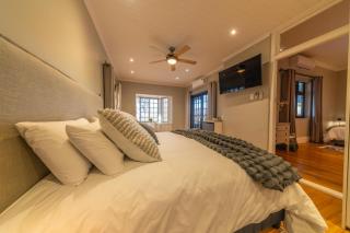 Room 1 - LEO Sky Guest House - Simondium - 8