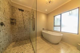 Room 1 - LEO Sky Guest House - Simondium - 1