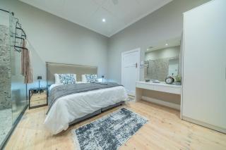 Room 3 - LEO Sky Guest House - Simondium - 8
