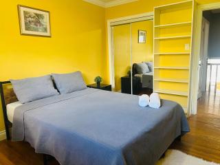 Cozy Stay, Self Check-In with Parking available upon request - Toronto - 9