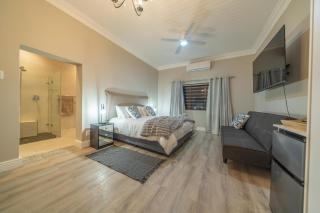 Room 5 - LEO Sky Guest House - Simondium - 9