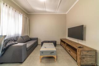 Room 7 - LEO Sky Guest House - Simondium - 5