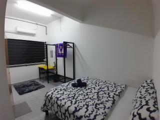 Lakefront Homestay - 7