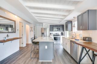 Modern Oak Island Escape 1 Mile to Long Beach! - 5